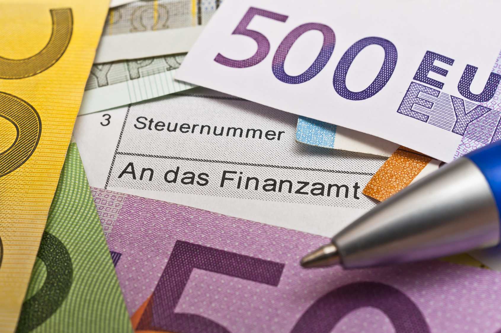 steuerformular mit schrift steuernummer und an das finanzamt auf dem euro - Steuererklarung Rentner Muster steuerformular mit schrift steuernummer und an das finanzamt auf dem euro - Steuererklarung Rentner Muster