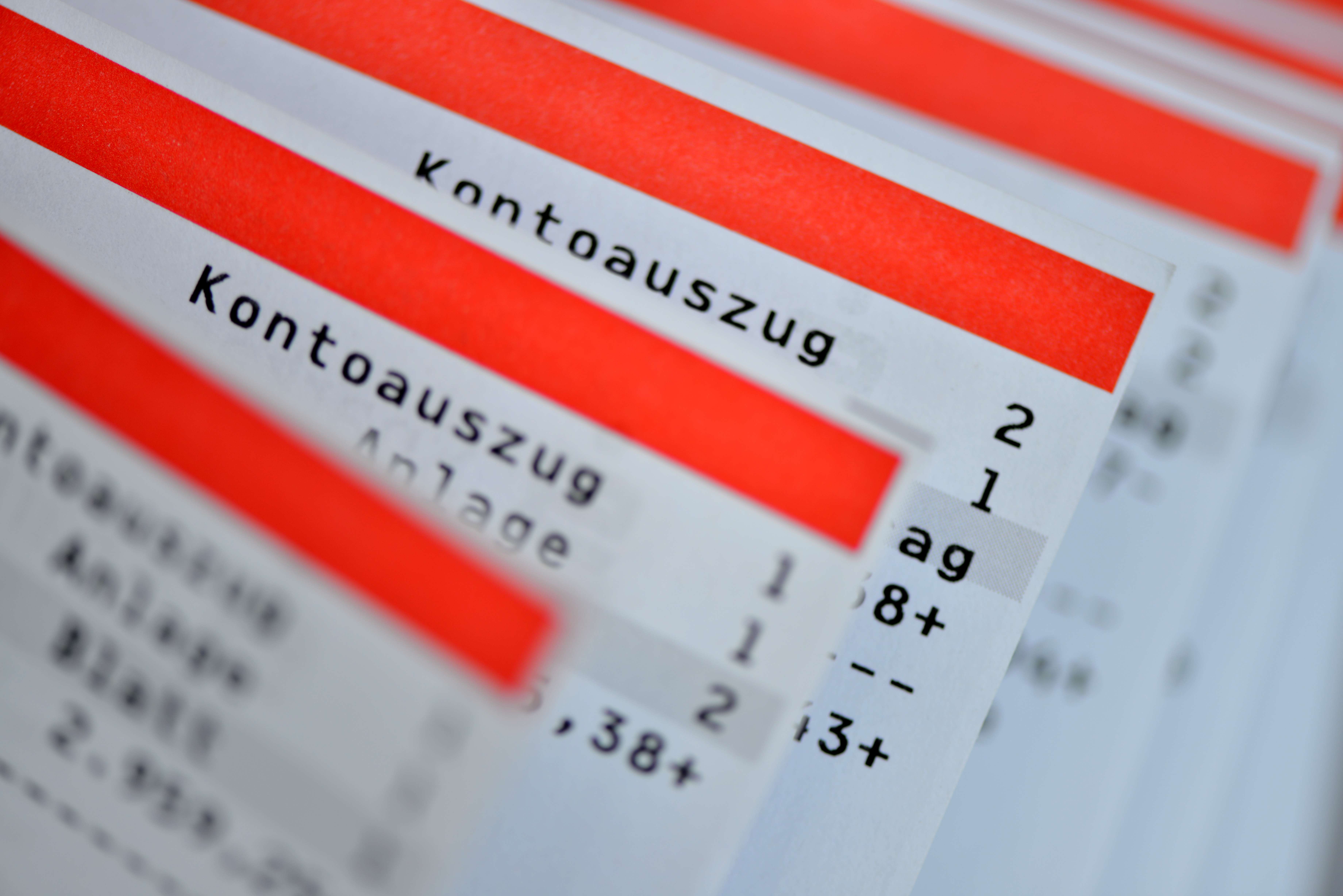 Falsche Kontoabbuchungen - wo Geld unbemerkt verloren geht | Verbraucherzentrale.de