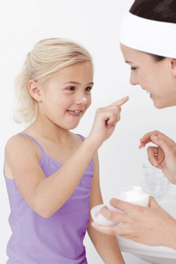 Kind und Mutter mit Creme