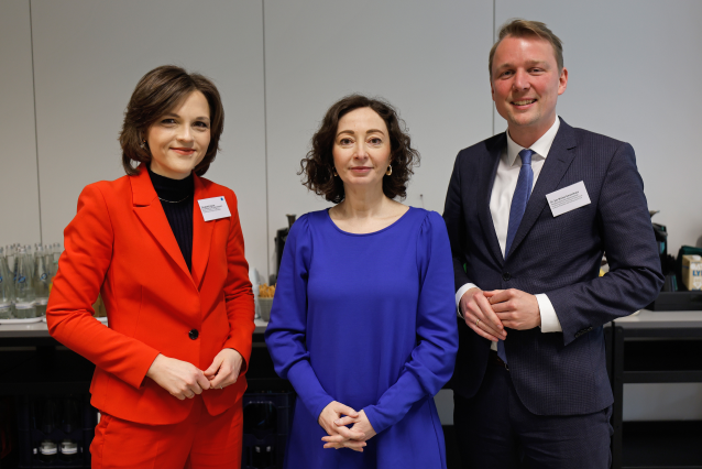 Heike Klees, Ramona Popp und Manuel David stehen nebeneinander bei der Abschlussveranstaltung