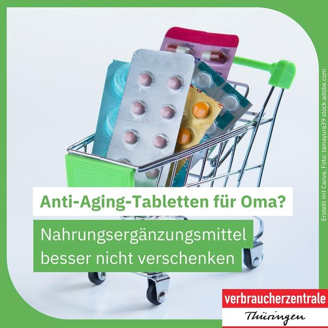 In einem Spielzeugeinkaufswagen stehen Tablettenblister. Dazu Text: Anti-Aging-Tabletten für Oma? Nahrungsergänzungsmittel besser nicht verschenken.