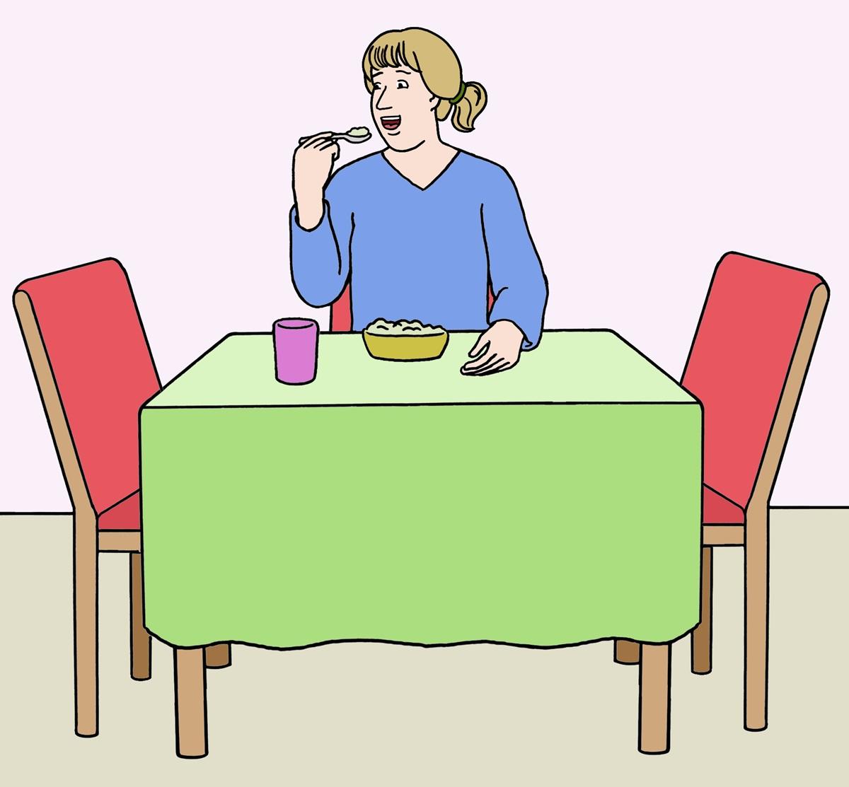 Frau am Tisch beim Essen