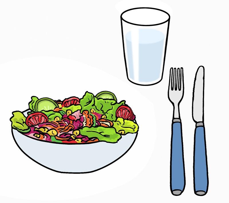 Salat auf Teller mit Glas und Besteck