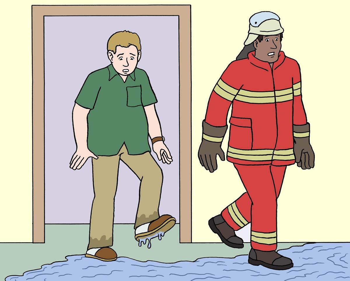 Mann mit Wasser am Boden mit Feuerwehrmann