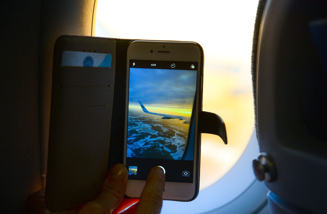 Handy im Flugzeug: Flugmodus schützt vor Kostenfalle an Bord
