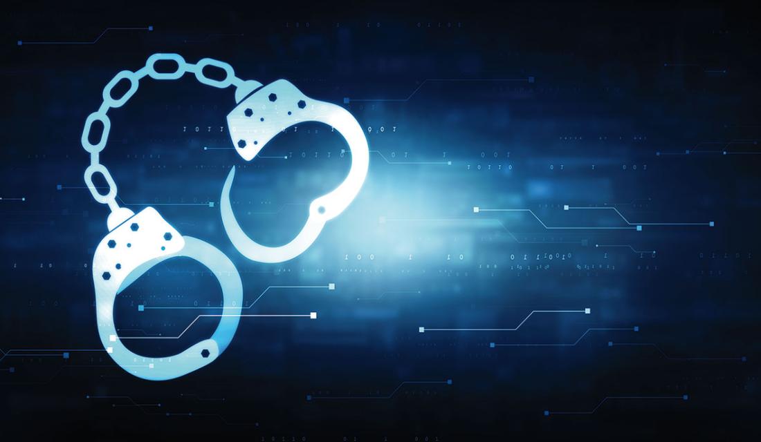 Handschellen vor einem dunklen Hintergrund mit Zeichen aus der digitalen Welt