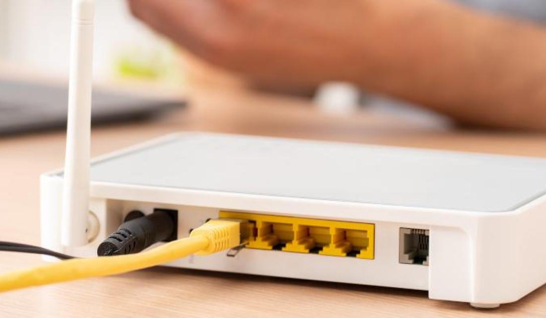 DSL-Router liegt auf einem Tisch