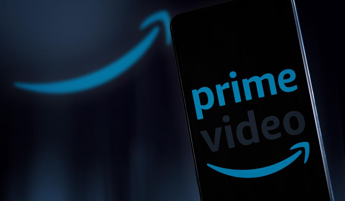 Ein Handydisplay, auf dem Prime Video steht