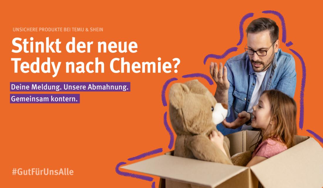 Ein Mann mit Brille und Bart hebt die Hand, während er skeptisch einen großen Teddybären betrachtet, den ein kleines Mädchen aus einem Karton herauszieht. Das Mädchen trägt ein rosafarbenes T-Shirt und lächelt. Der orangefarbene Hintergrund enthält die Frage: "Stinkt der neue Teddy nach Chemie?" mit einem Aufruf zur Meldung unsicherer Produkte. Lila grafische Elemente umranden die Szene.