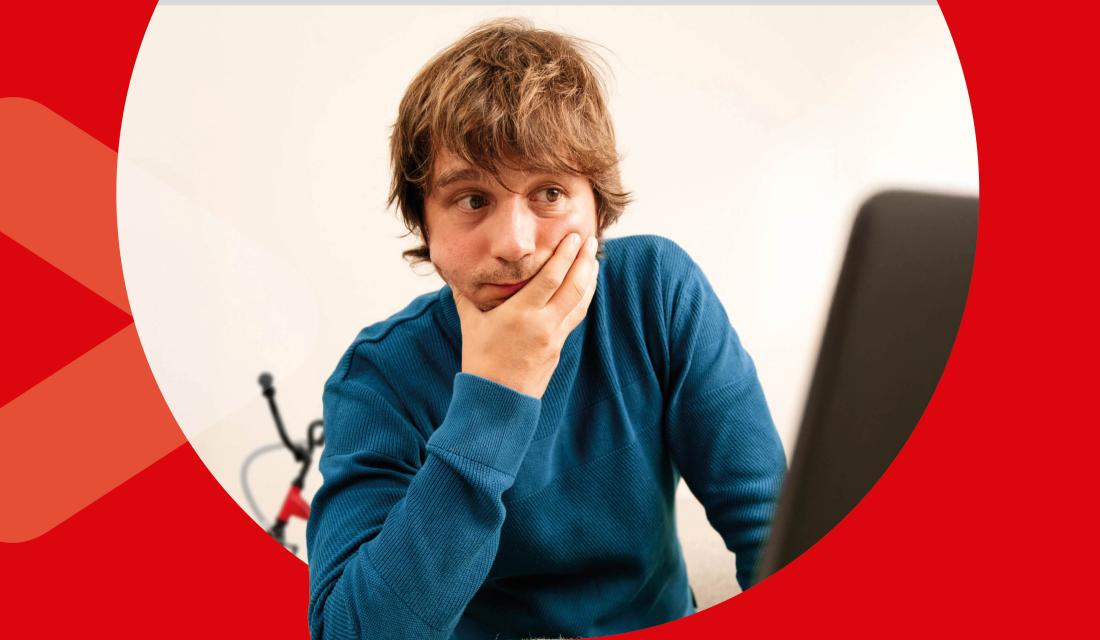 Mann guckt besorgt, stützt sich auf Hand ab und schaut auf einen Laptop