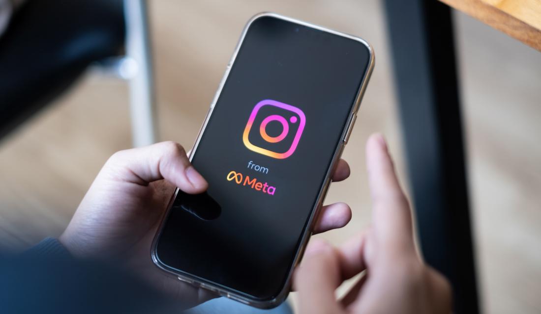Smartphone, auf dem das Logo von Instagram abgebildet ist