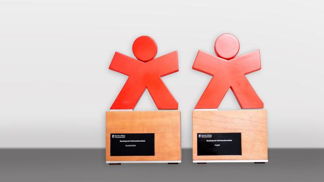 Zwei Trophäen für den Bundespreis der Stiftung Verbraucherschutz