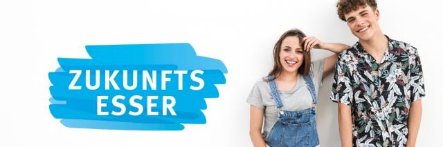 Neben einem Schriftzug "Zukunftsesser" stehen Teenager mit einem Skateboard