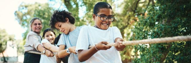 Eine Gruppe von Teenagern, die Tauziehen spielen