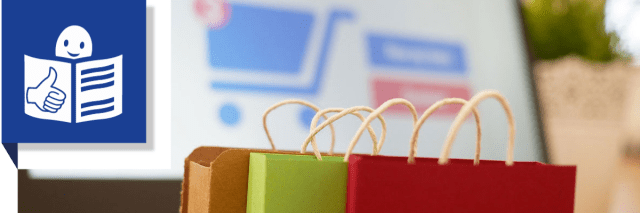 Kleine Einkaufstüten vor einem Computer