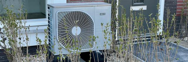 Wärmepumpe neben einer Haustür