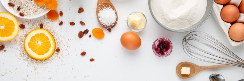 Zutaten und Essensreste liegen auf einem weißen Hintergrund