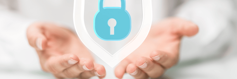 Jemand hält ein Schlosssymbol in den Händen.