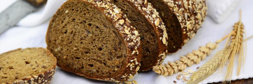 Ein Brot liegt angeschnitten im Brotkorb.