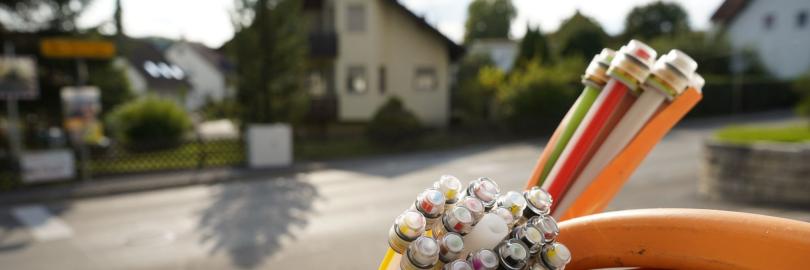 Glasfaserkabel vor einem Haus