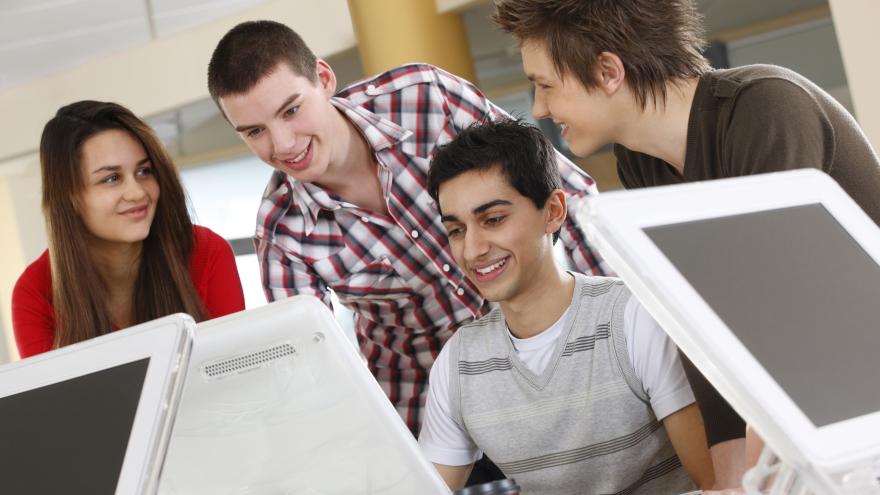 Eine Gruppe Studenten vor Computern