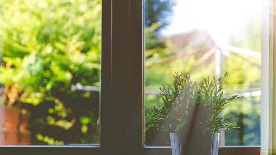 Rettungsdecken an den Fenstern – gegen Hitze in der Wohnung – nurrosa