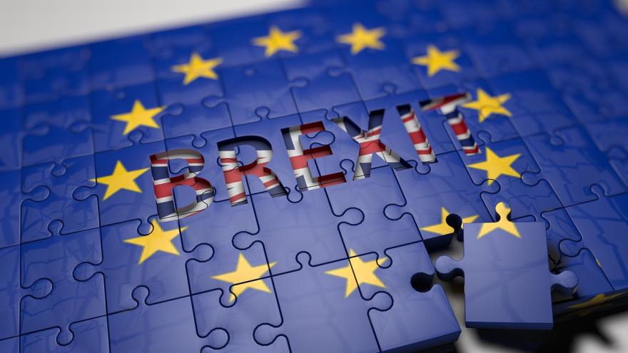 Ein Puzzle mit Europafsternen und britischer Fahne