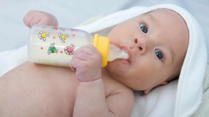 Baby mit Milchflasche