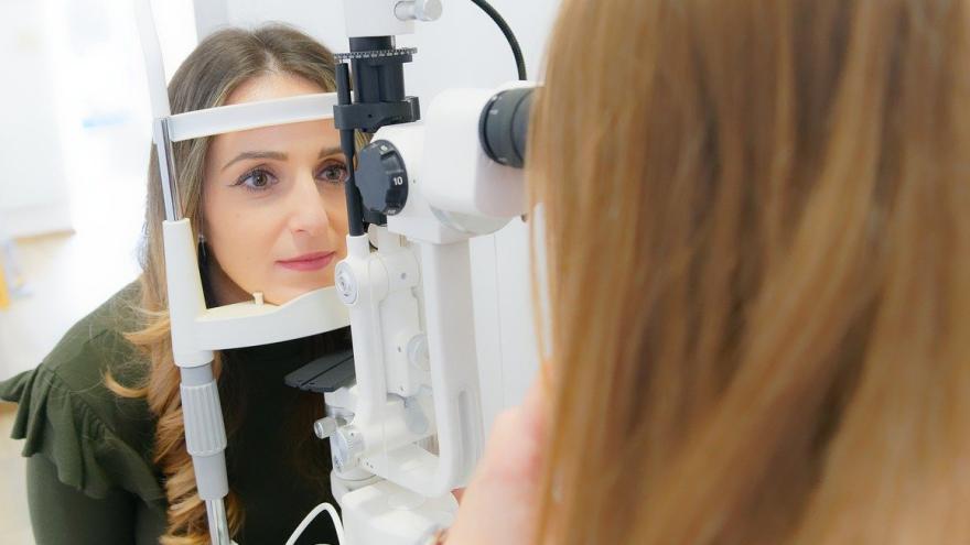 eine Frau macht bei einem Augenarzt einen Sehtest