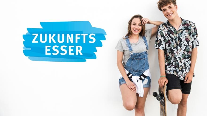 Neben einem Schriftzug "Zukunftsesser" stehen Teenager mit einem Skateboard