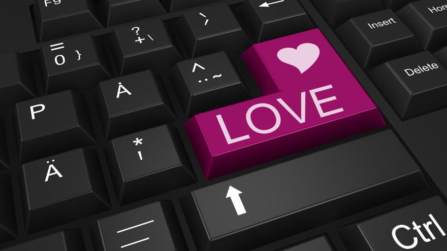 Computertastatur, bei der auf der Return-Taste das Wort Love steht
