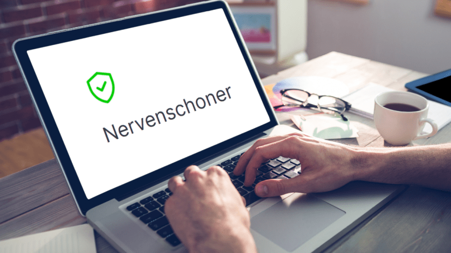 Laptop mit grünem Schild, dem Nervenschoner-Logo, auf dem Bildschirm