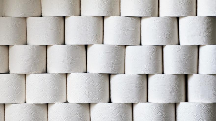 Toilettenpapier-Rollen übereinander