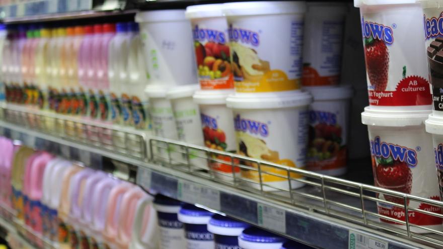 Joghurtangebot in einem Supermarktregal