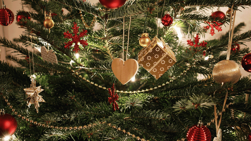 Weihnachtsbaum mit Schmuck und Lichterkette
