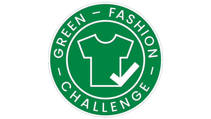 Logo der App "Green Fashion Challenge" mit Schriftzug, Illustration eines Shirts und Haken