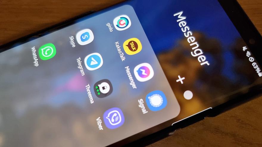 Verschiedene Messenger-Symbole auf einem Smartphone-Display