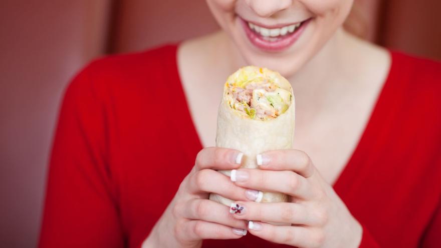 Frau isst Wrap