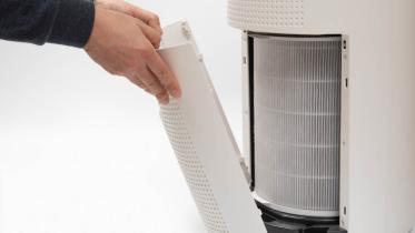 Hand an Filter eines Luftreinigers