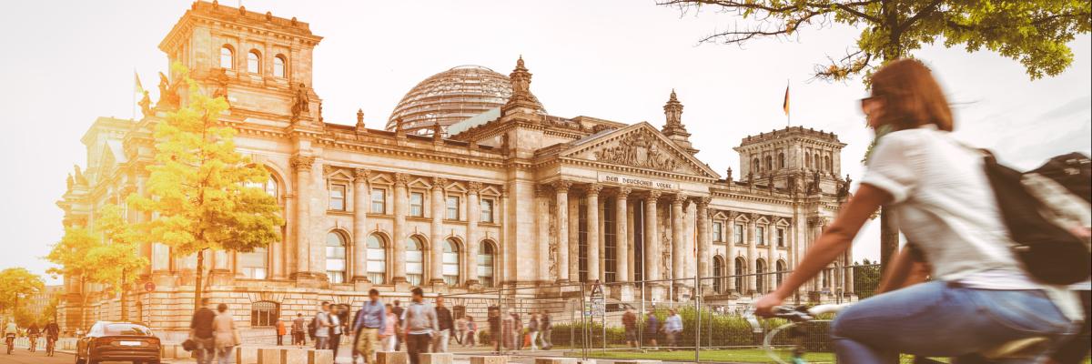 Eine Fahrradfahrerin vor dem Reichstag.