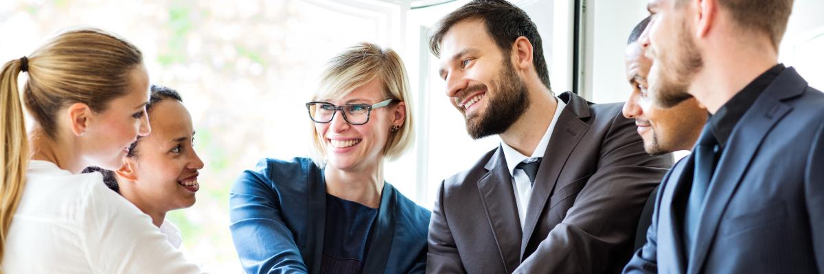 Ein Team streckt die Hände zur Mitte zusammen und legt sie übereinander.
