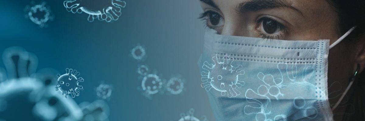 Eine Frau trägt eine Atemmaske zum Schutz gegen den Coronavirus 
