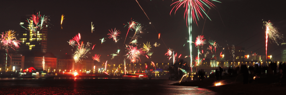 Silvesterfeuerwerk am Rheinufer