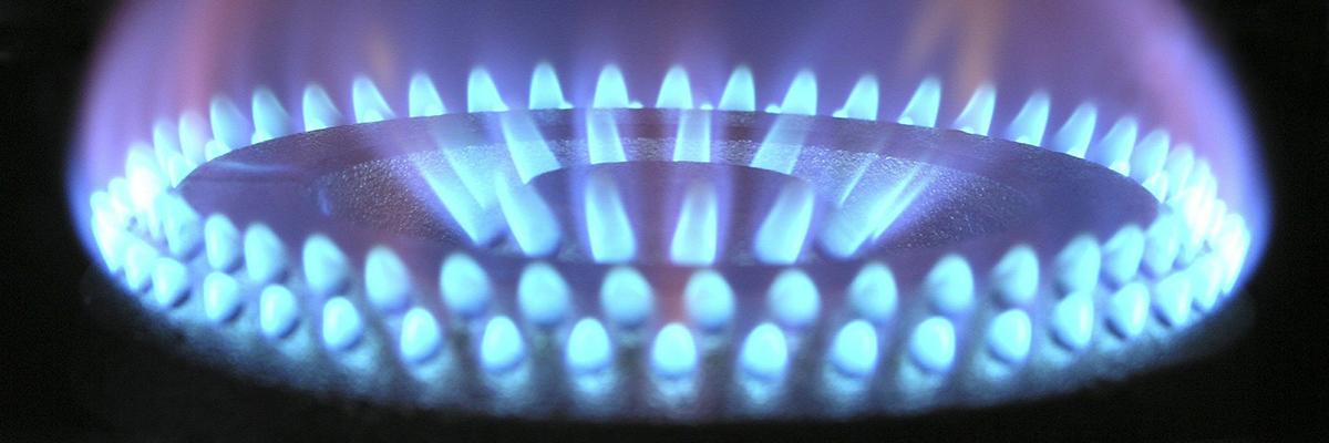 Kreisrund angeordnete blaue Gasflammen