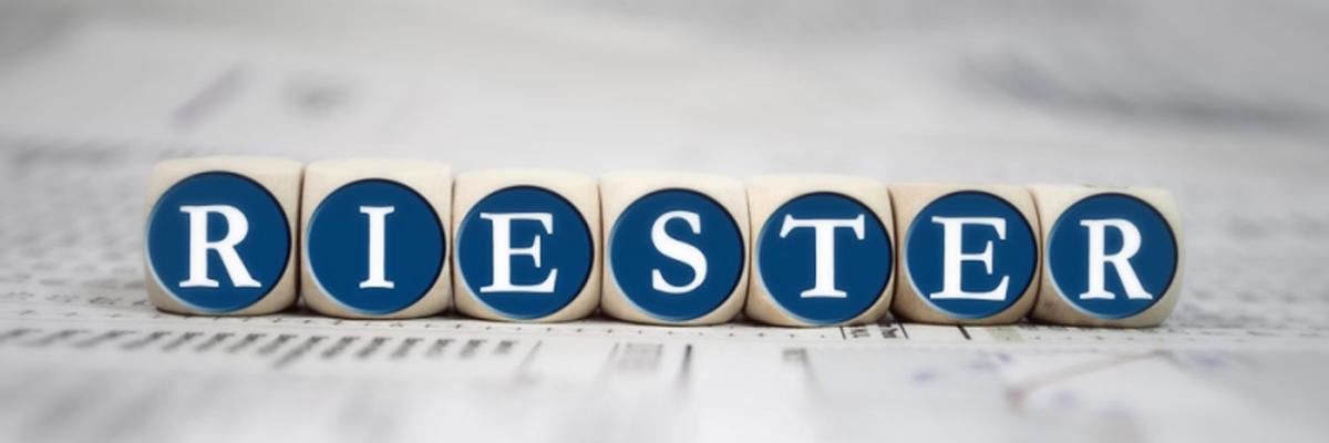 Scrabblewürfel, die das Wort Riester bilden