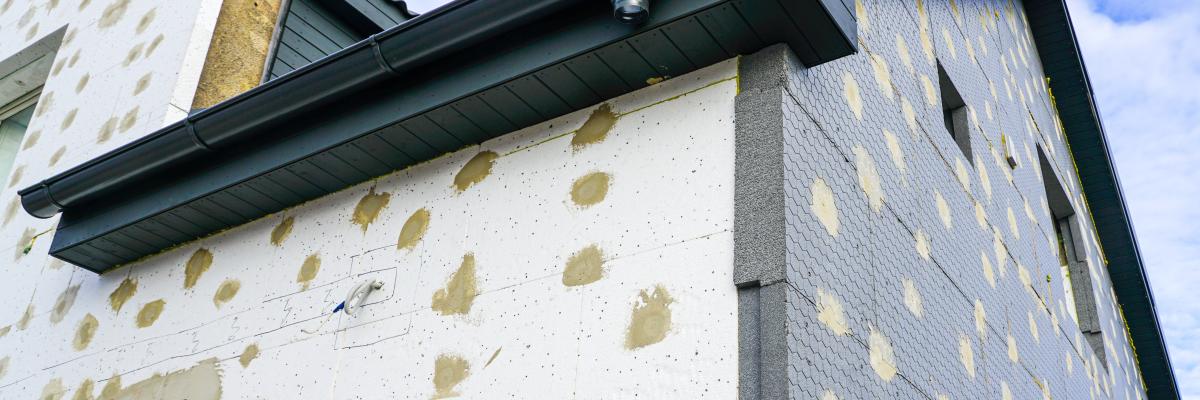 An einer Hausfassade sind Wärmedämmungsplatten angebracht