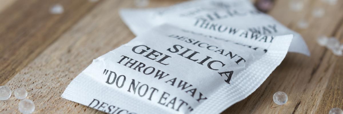 Zwei Beutel mit Silica-Gel, einem Trockenmittel, das man oft in Schuhen oder Taschen findet