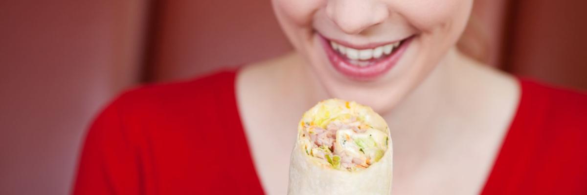 Frau isst Wrap