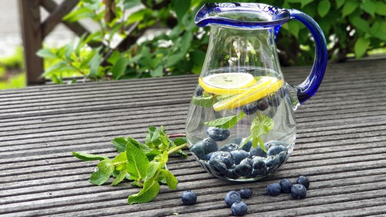 Infused Water: Rezepte für Wasser mit Geschmack | Verbraucherzentrale.de