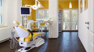 Zahnarztpraxis mit gelben Behandlungsstuhl